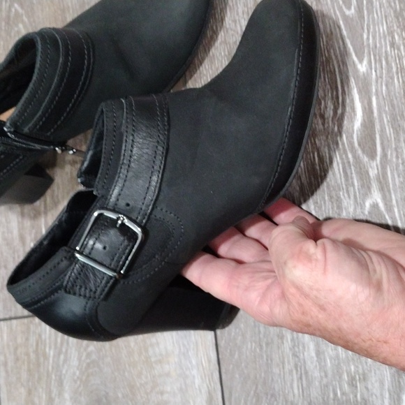 Clarks Artisan black leather zip ankle boots. Size 8. Mint condition - Picture 3 of 12
